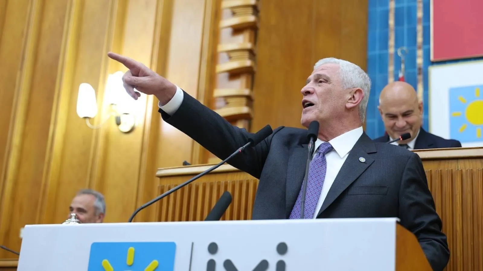 Dervişoğlu: Bahçeli, benim 30 Ağustos kutlama mesajımı kurye ile geri göndermiş, sorsanız bu memlekette onun nezaketinden bahsederler!